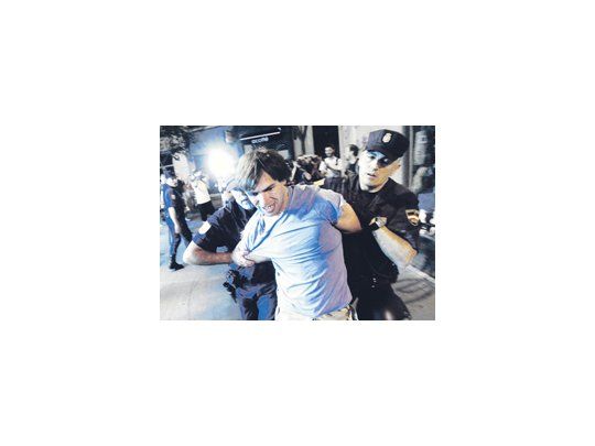Un ultraortodoxo arenga ayer en Jerusalén a jóvenes y niños durante la protesta contra la reforma de la ley de servicio militar.
