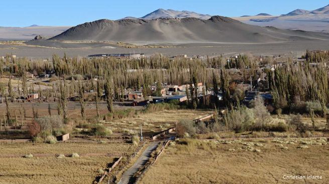 En la Puna catamarqueña, El Peñón ofrece un paisaje rodeado de volcanes, lagunas y formaciones rocosas.