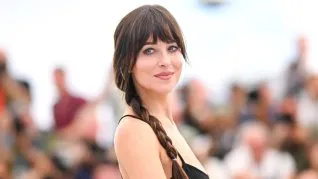 El fleco recto con textura y las capas largas son esenciales para dar volumen y un aire casual a cualquier look. El fleco recto con textura y las capas largas son esenciales para dar volumen y un aire casual a cualquier look.