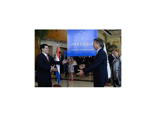 Mauricio Macri fue recibido por el paraguayo Horacio Cartés en el centro de convenciones de la Conmebol.
