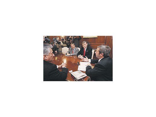 El vicepresidente radical, Julio Cobos, se encerró ayer en su despacho del Senado con los peronistas disidentes Juan Schiaretti (Córdoba) y Alberto Rodríguez Saá (San Luis), y el socialista Hermes Binner (Santa Fe).