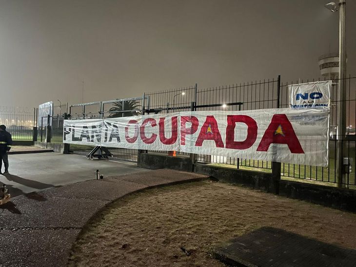 Fancap occupied the La Tablada plant against the association between Ancap and private companies for the Portland and lime business.