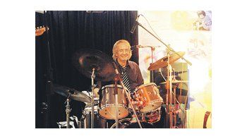 Javier Martínez, quien conserva el nombre del viejo trío Manal  se mostró en buena, forma junto a Maxi Delli Carpini y Héctor Actis, en el remozado reducto del rock La Perla del Once.