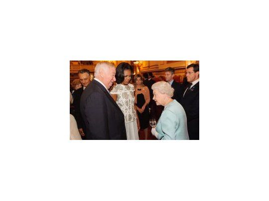 La reina Isabel II junto a la primera dama de EEUU, Michelle Obama.