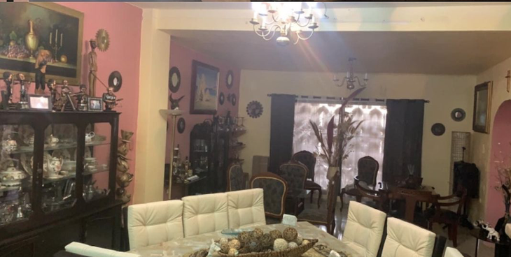 El comedor principal de la residencia destaca por su estilo clásico y la imponente pintura de la vedette que domina la estancia. El comedor principal de la residencia destaca por su estilo clásico y la imponente pintura de la vedette que domina la estancia.