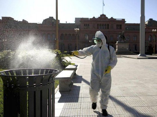 Todas las mañana un grupo de fumigadoras de la Ciudad de Buenos Aires desinfecta la Plaza de Mayo, frente a la Casa Rosada.&nbsp;