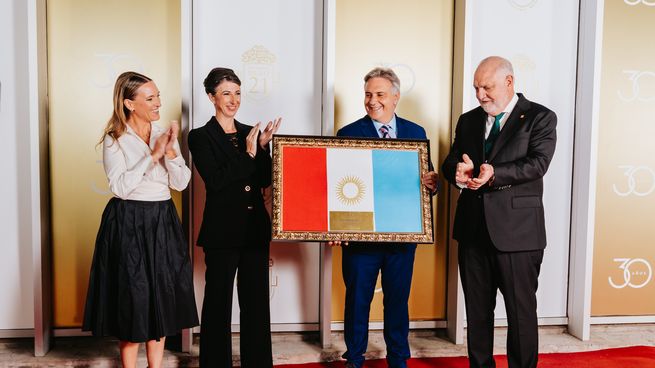 Compartieron la celebración la Vicepresidenta de Fundación Universidad Siglo 21, Mgtr. María Belén Mendé, la actual Rectora, Mgtr. Laura Rosso, el Gobernador de Córdoba, Martín Llaryora y el Fundador de la Universidad, Lic. Juan Carlos Rabbat.