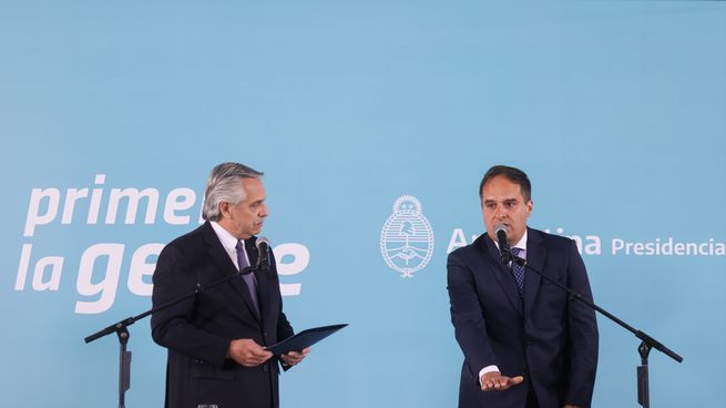 Alberto Fernández le toma juramento a Alfredo Maggiotti como nuevo ministro de Desarrollo Territorial y Hábitat.