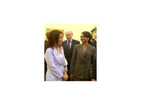 Cristina de Kirchner, musa rebelde de la gestión de su marido, festeja chanzas con la temible Condolezza Rice, asesora de seguridad nacional de George W. Bush. Detrás, también en cruce de sonrisas con la delegación argentina, el secretario de Estado, Colin Powell.