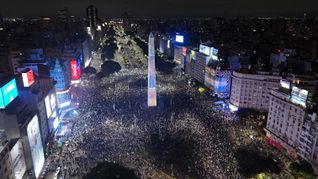 Miles de hinchas agradecieron al equipo en el Obelisco y el mundo tras la derrota contra España.