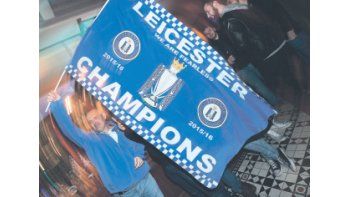 Dos fechas antes de que finalizara el campeonato, Leicester se quedó con el título de la Premier League. Ayer los hinchas festejaban en las calles la hazaña.