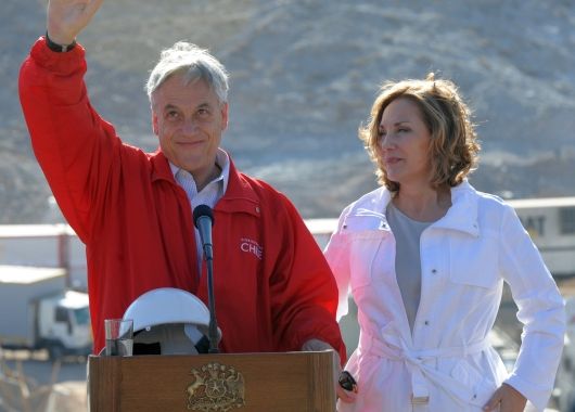 El presidente Piñera junto a su mujer se hizo presente en el lugar horas antes de comenzar el operativo rescate.