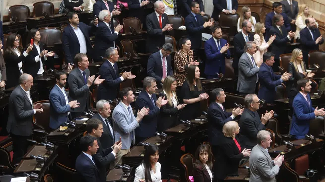 Diputados radicales, libertarios y del PRO luego de la presentación del Presupuesto 2025 por parte del Presidente.