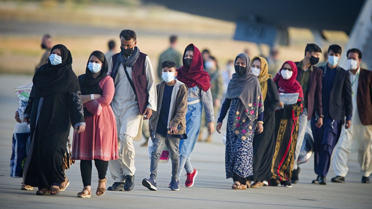 Thousands of Afghans arrive at the border with Iran