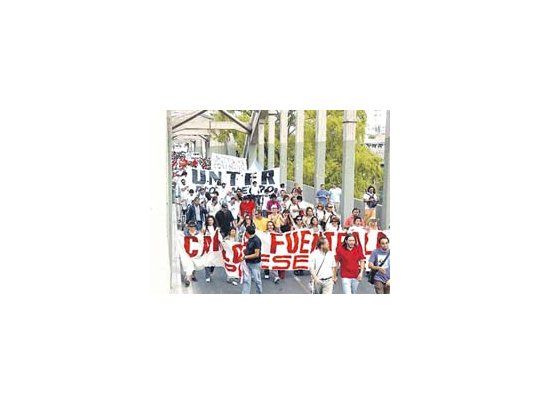 La virulentahuelga docentepor reclamosincluye cortes deruta. Ayer habíaexpectativa porpotencialesanuncios quedescompriman elconflicto.