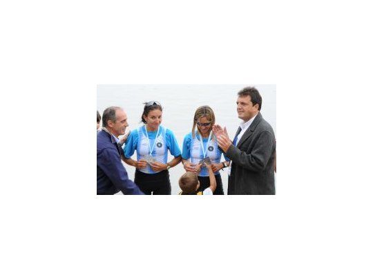 El secretario de Deportes de la Nación, Claudio Morresi, y el Intendente de Tigre, Sergio Massa, premian a los clasificados.