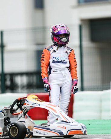 Junto a su karting, antes de la largada. Matilde era una real promesa para el automovilismo. 