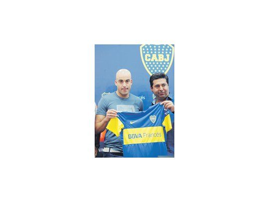 Silva agarra la camiseta, con Angelici al lado. El uruguayo buscará demostrar toda su capacidad goleadora en la Copa Libertadores.