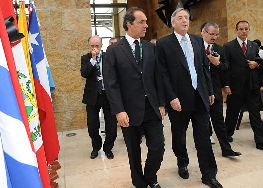 Néstor Kirchner llega junto al gobernador bonaerense, Daniel Scioli, al lguar donde se desarrolló la reunión.