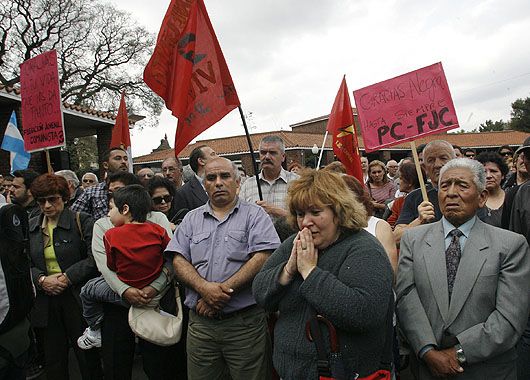 Activistas del Partido Comunista participaron de la despedida en el cementerio de la Chacarita.