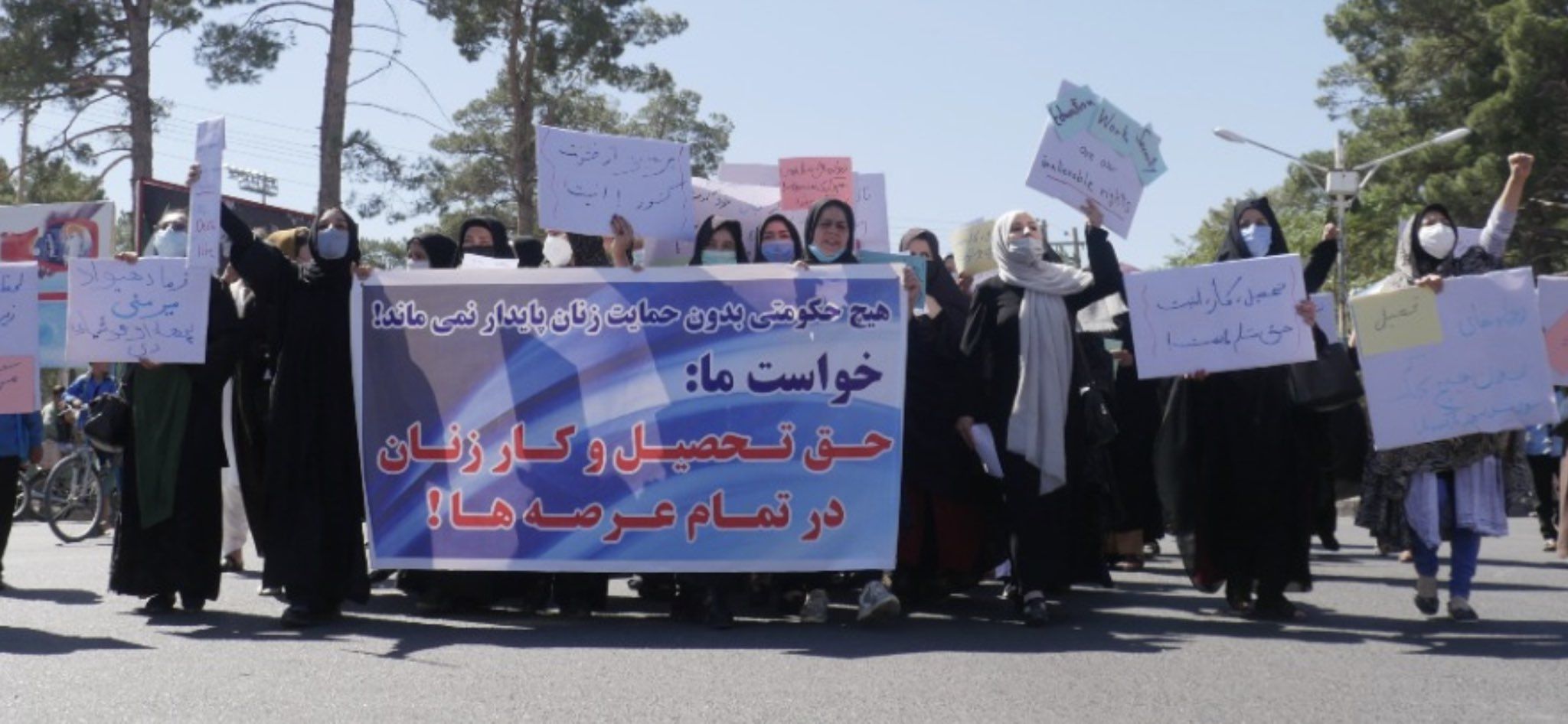 afganistan: medio centenar de mujeres protestaron para reclamar por sus derechos