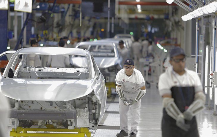 La producción automotriz anotó una caída de 20%, en contraste con el crecimiento que mostró en el primer mes del año, destacó el informe de Ferreres.