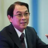 Realizó una jugada bastante arriesgada, pero salió bien y ganó miles de millones de dólares. Realizó una jugada bastante arriesgada, pero salió bien y ganó miles de millones de dólares.