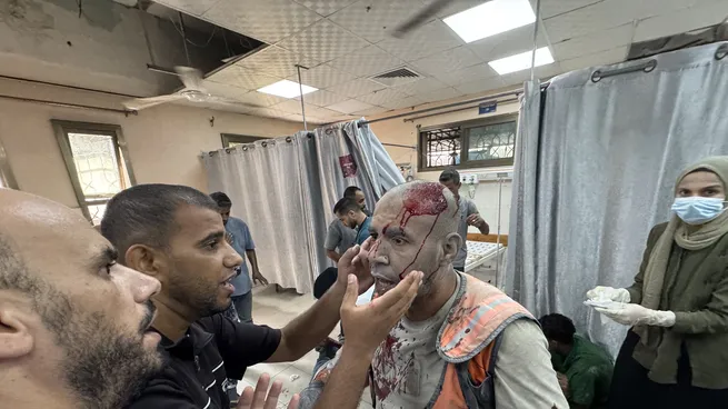 Al menos 19 personas murieron en el hospital Nasser de Gaza tras un ataque.