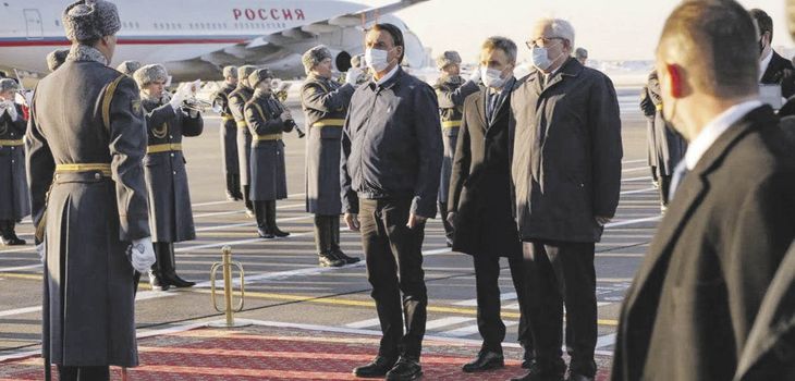 MALHUMOR. El presidente Jair Bolsonaro habría protestado por haber sido obligado a usar barbijo a su llegada a Moscú, reveló la prensa local.