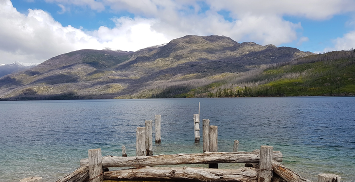 El Hoyo is located a few kilometers from El Bolsón, and is accessible via well-maintained routes from other points in Patagonia. El Hoyo is located a few kilometers from El Bolsón, and is accessible via well-maintained routes from other points in Patagonia.