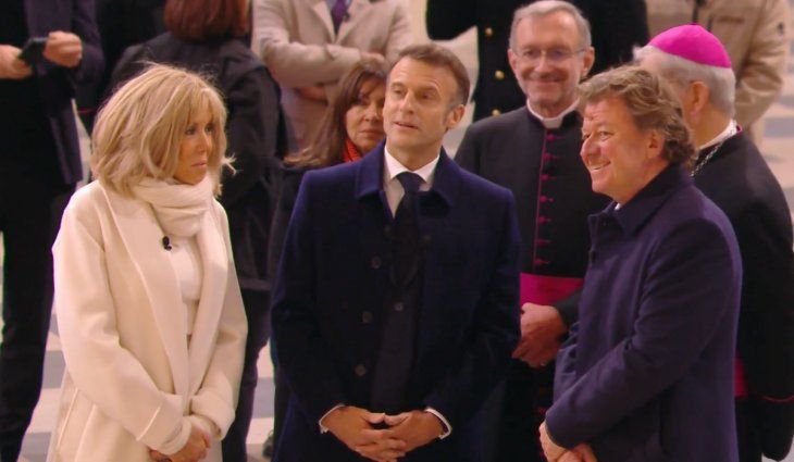 Emmanuel Macron junto a su esposa Brigitte en la ceremonia de reapertura de la catedral.