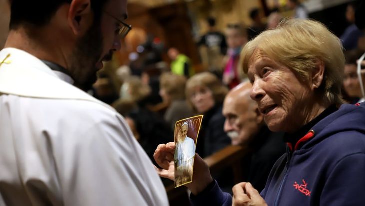 Vecinas y vecinos se acercaron a la Iglesia de San José de Flores para la misa en homenaje al papa Francisco. 