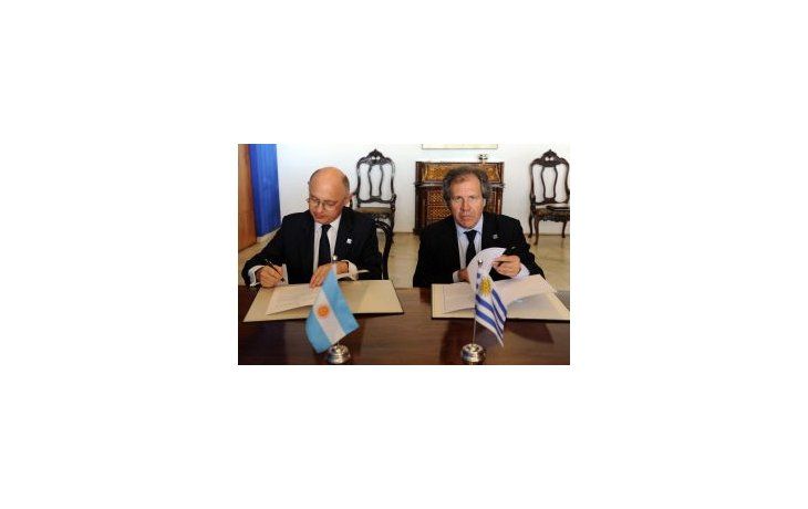El canciller Timerman junto a su par uruguayo, Almagro.