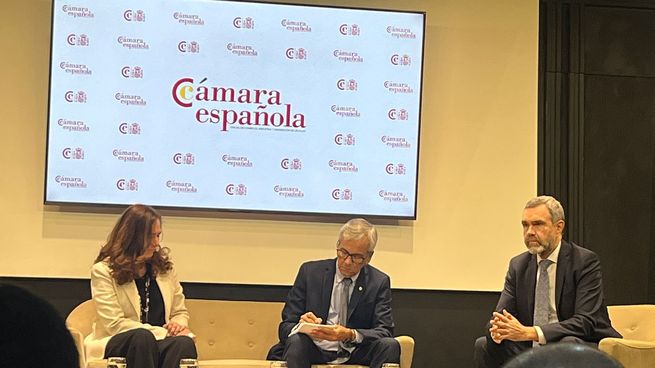 Juan Castillo admitió dificultades del gobierno para resolver conflictos laborales.