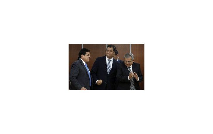El presidente de Ecuador Rafael Correa (c), reacciona junto a sus abogados Alembert Vera (i), y Gutemberg Vera (d), luego de escuchar el veredicto a su favor, durante la audiencia de casación en el caso del diario El Universo, en la Corte Nacional de Justicia. La Corte Nacional de Justicia de Ecuador, máximo tribunal del país, ratificó el jueves una sentencia condenatoria contra un periodista y tres directivos del diario El Universo, por injurias contra el presidente Correa.