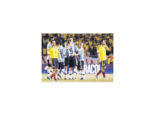 El festejo de Leandro Desábato con Fernando Gago y Clemente Rodríguez. Argentina reaccionó y ganó.