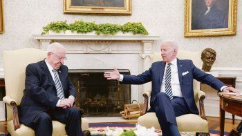 COMPROMISO. Los presidentes de Estados Unidos, Joe Biden, y de Israel, Reuven Rivlin, en la Casa Blanca. Ambos países ratificaron su amistad a pesar de las tensiones recientes sobre el plan nuclear de Irán.