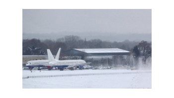Los aeropuertos internacionales de Gatwick en Londres y Edimburgo (Escocia) permanecieron cerrados todo el día.