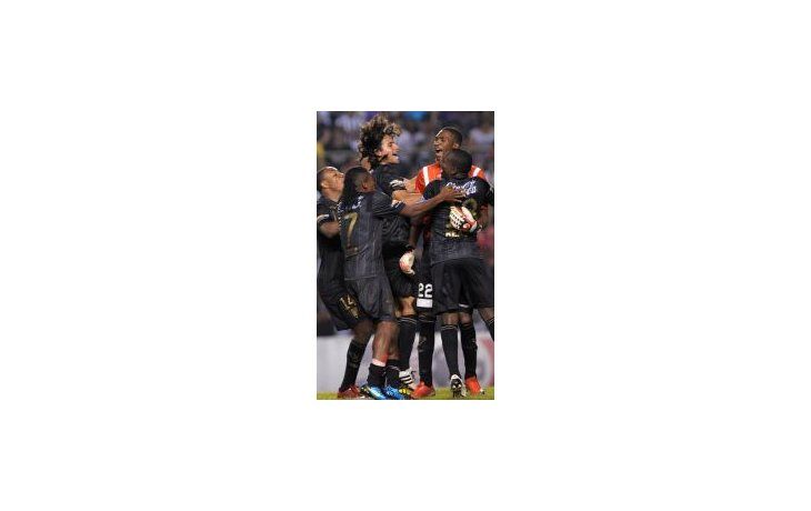 Festejo. Liga Deportiva Universitaria, dirigida por Bauza, superó a Libertad, conducido por Burruchaga.