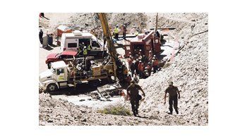 Policías y rescatistas preparan un tubo para enviar víveres a los mineros atrapados a 700 metros de profundidad. La alta exposición del presidente Sebastián Piñera permitirá que recupere algo de la popularidad perdida, según analistas.
