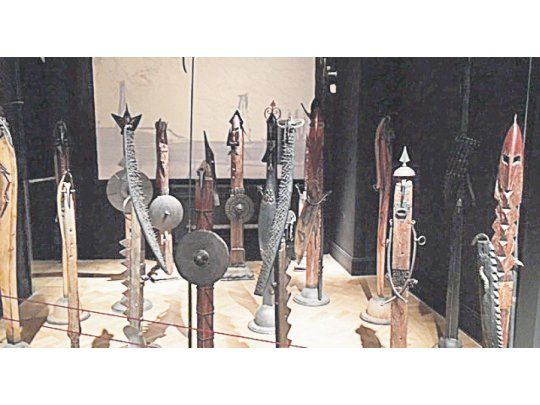 Dompé. El oficio de Dompé es admirable, ya sea para trabajar la piedra rugosa o pulida, como puede verse en yelmos, barcas y peces. Esta extraordinaria exposición muestra su pensamiento y modo de producción.