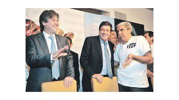 ámbito.com | Amado Boudou, Gabriel Mariotto y Aníbal Fernández ayer en un acto en Mar del Plata antes del almuerzo reeleccionista.