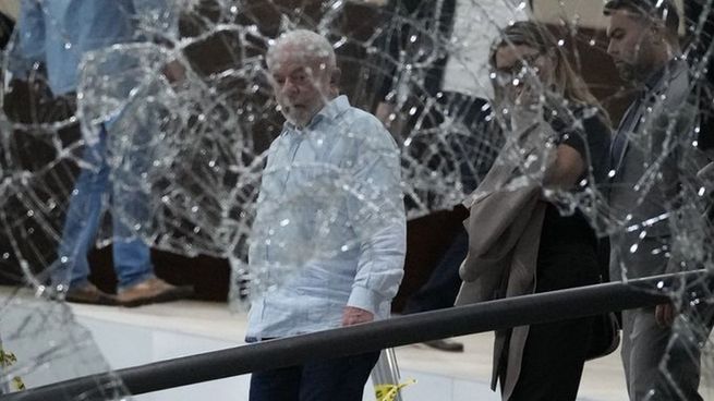 Lula da Silva en recorrida por el Palacio del Planalto tras la destrucción por parte de bolsonaristas.&nbsp;