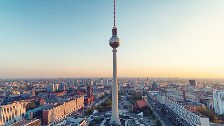 La Torre de Telecomunicaciones de Berlín, situada en Alexanderplatz , en Berlin-Mitte, es el edificio de acceso público más alto de Europa, con sus 368 metros de altura. Pero es más que eso. Desde su mirador se disfruta de una espectacular vista de 360 grados de toda la ciudad. La Torre de Telecomunicaciones de Berlín, situada en Alexanderplatz , en Berlin-Mitte, es el edificio de acceso público más alto de Europa, con sus 368 metros de altura. Pero es más que eso. Desde su mirador se disfruta de una espectacular vista de 360 grados de toda la ciudad.