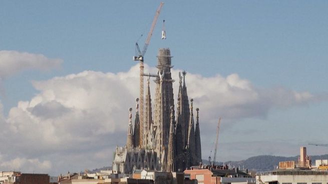 La obra maestra del arquitecto Antoni Gaudí ahora se eleva 162,91 metros.