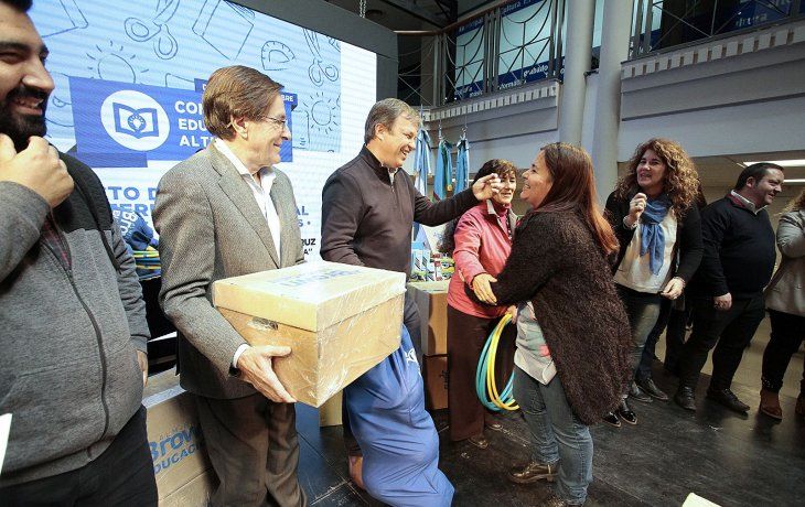 El  intendente de Almirante Brown, Mariano Cascallares, entregó materiales  educativos a más de 260 instituciones de gestión pública del distrito.