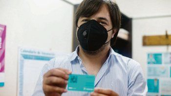 Inoculado. El viceministro de Salud muestra el certificado tras vacunarse. Fue el quinto bonaerense en recibir la dosis de la Sputnik V.