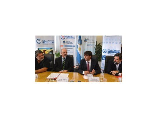 El titular del gremio de la construcción, Gerardo Martínez, el ministro de Trabajo, Carlos Tomada; el director de ANSES, Diego Bossio y el presidente de la CAC, Gustavo Weiss.