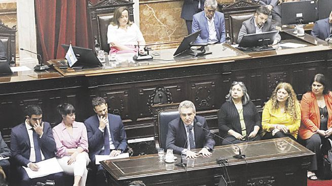 atención. La presidenta de Diputados, Cecilia Moreau, siguió de cerca el discurso del jefe de Gabinete, Agustín Rossi, y frenó varios embates opositores contra el funcionario kirchnerista.