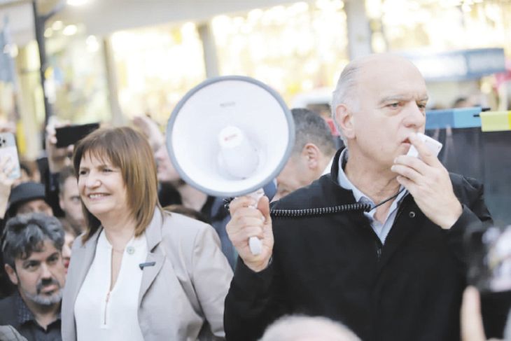 Final. Axel Kicillof sigue de recorrida por el conurbano, mientras Diego Santilli y Néstor Grindetti aceleran en el último tramo de la campaña en el mayor distrito electoral de la Argentina. Final. Axel Kicillof sigue de recorrida por el conurbano, mientras Diego Santilli y Néstor Grindetti aceleran en el último tramo de la campaña en el mayor distrito electoral de la Argentina.